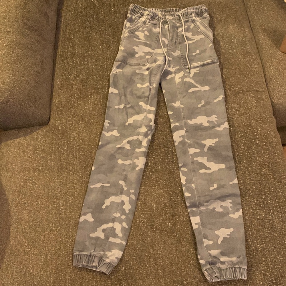 American Eagle Camo Next Level Stretch High Rise Cargo/Utility Joggers!! Size 0.